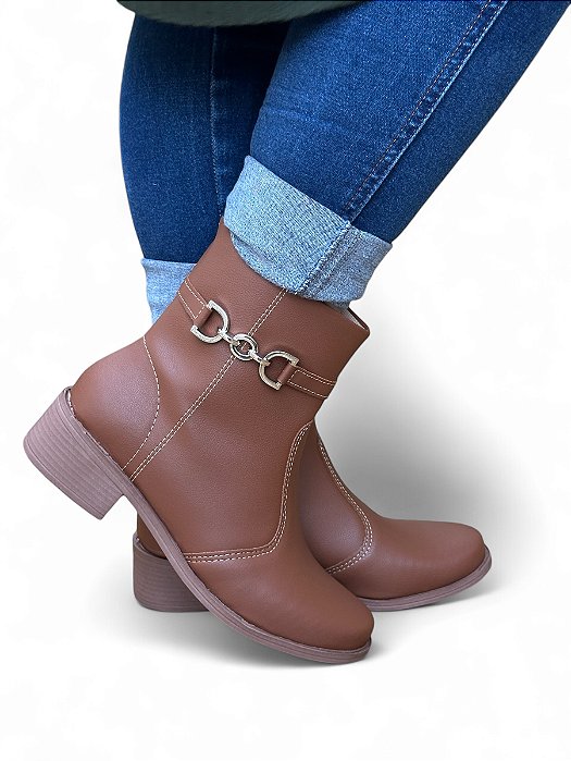 Bota Salto Baixo Fivelinha Caramelo