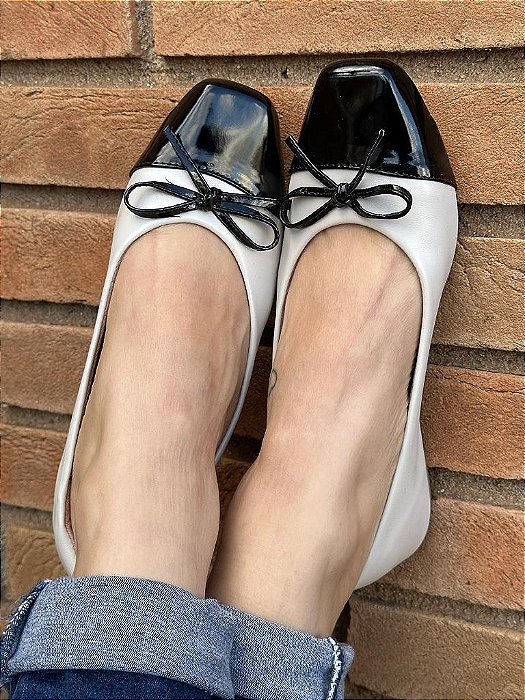 Sapatilha Bico Quadrado Lacinho Branca Ponteira Preta Verniz