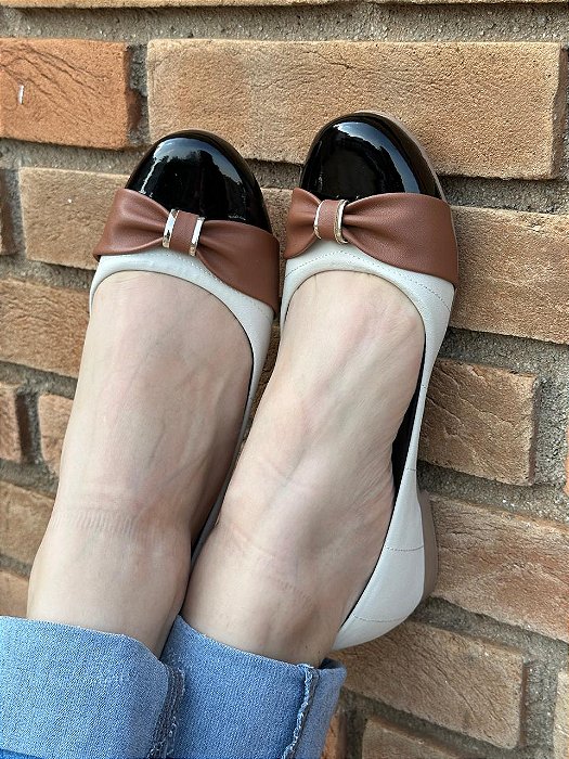 Sapatilha Redonda Comfort Capadócia Off white ponteira preta