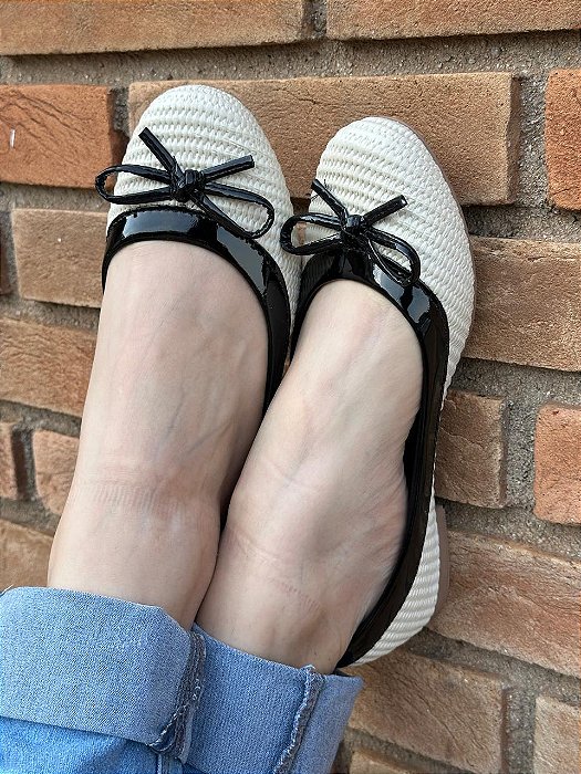 Sapatilha Comfort Redonda Tricê Off white viés preto