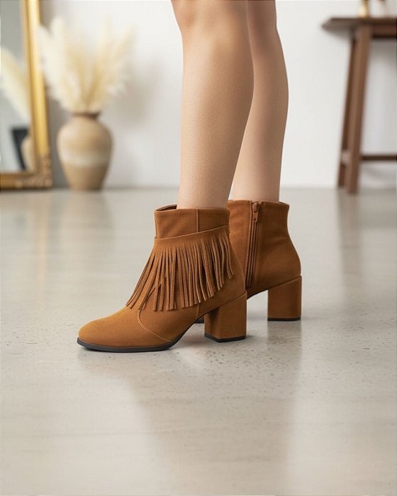 Bota Salto Bloco Camurça Franja Caramelo