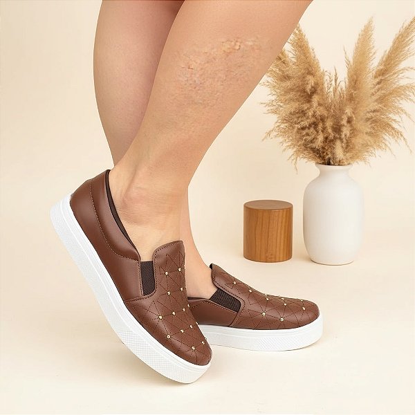Tênis Slip On Bordado Rebite Café
