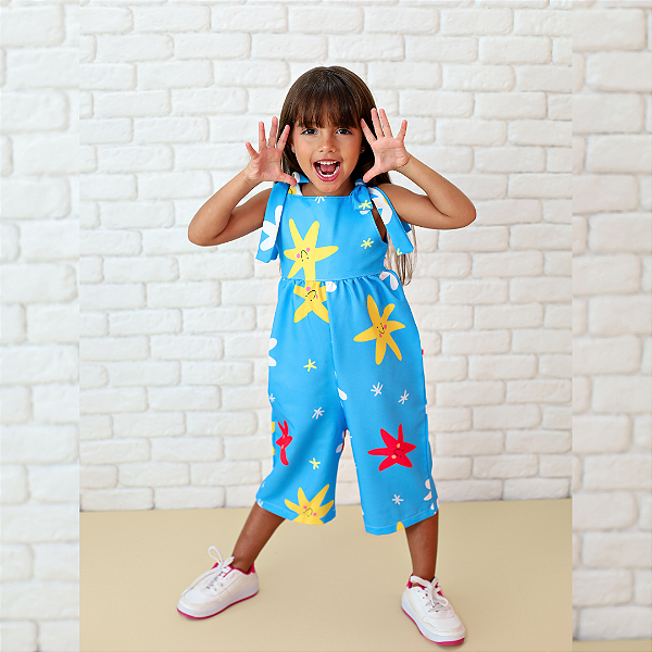 Macacão Infantil Azul Feminino com Estampa de Flores Coloridas