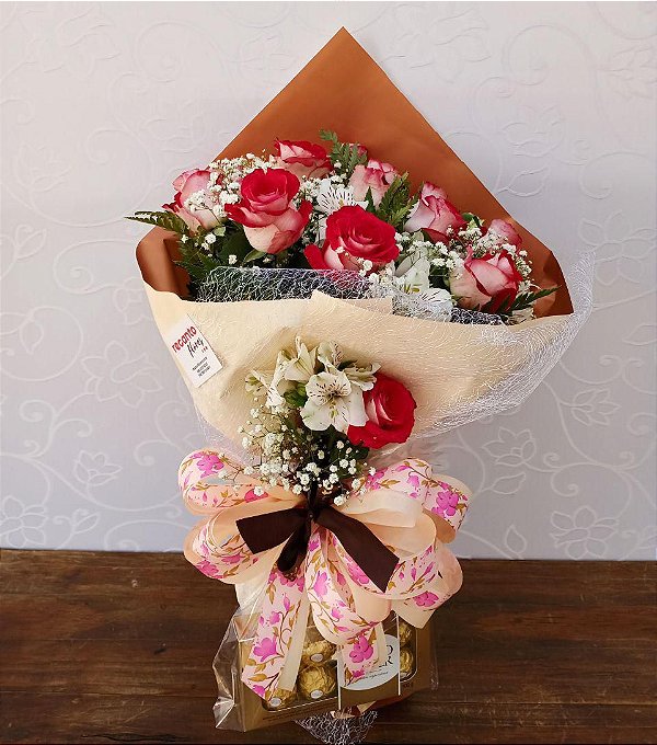 Buquê de 12 Rosas Cor Rosa com Ferrero