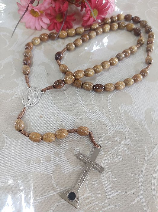 Terço Medjugorje –  entremeio Rainha da Paz (fundo Medjugorje) - Conta Oval imbuia