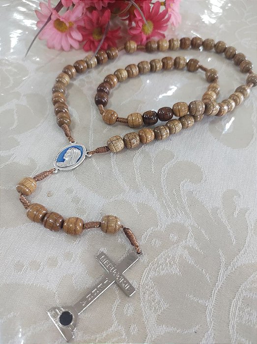 Terço Medjugorje –  entremeio azul (fundo Medjugorje) - Conta Oval imbuia frisada