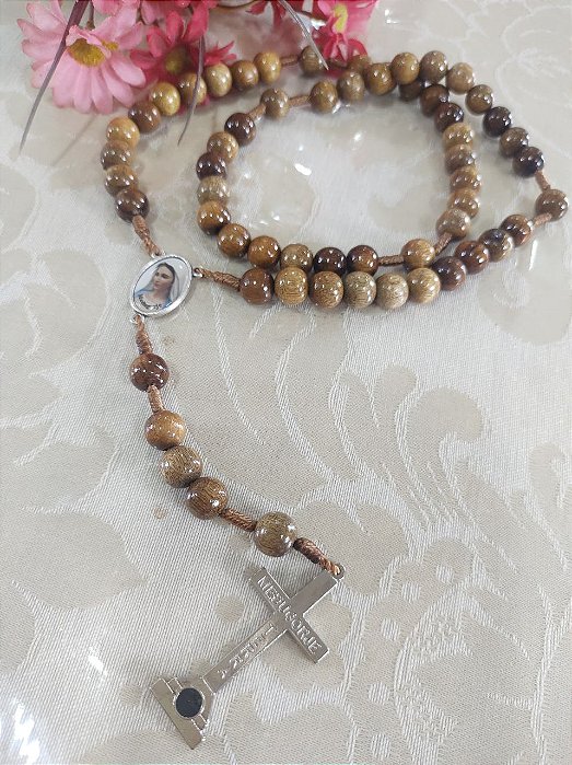 Terço Medjugorje – entremeio resinado Rainha da Paz (fundo Medjugorje) - Conta grande imbuia lisa