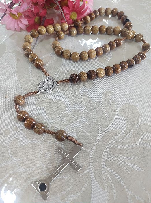 Terço Medjugorje – entremeio Rainha da Paz (fundo Medjugorje) - Conta grande imbuia lisa