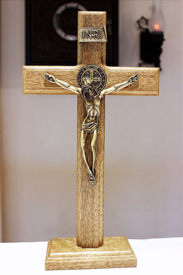 Crucifixo Madeira Mesa ou Parede (27,5cm) Com São Bento - OV