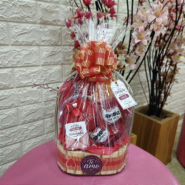 Cesta Namorados com 01 Caixa 02 Bombons + 01 Chaveiro Coração Acetato e 02 Barras de Chocolate