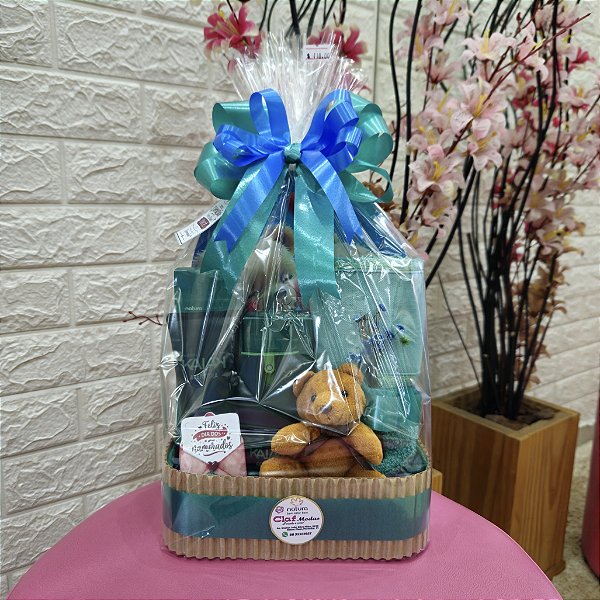 Cesta Presente com 01 Perfume Kaiak Aventura 01 Shampoo Kaiak 01 Toalha de Rosto 01 Ursinho chaveiro