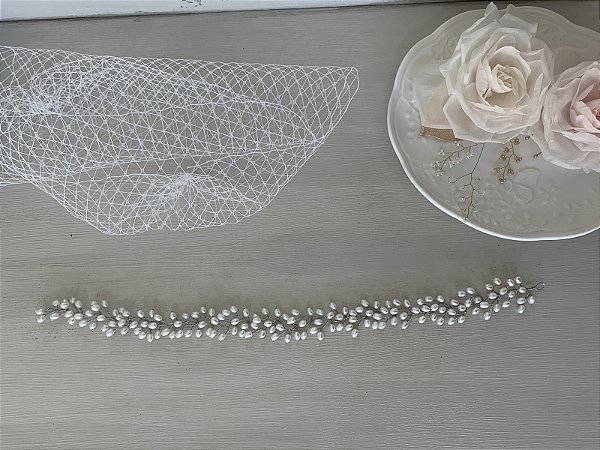 Headband com voillet em  perolas naturais barrocas  Laura