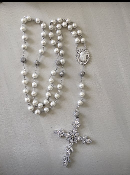 Terço em pérolas de vidro e contas esféricas de zirconias