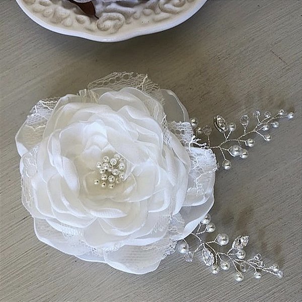 Camélia com cetim e renda