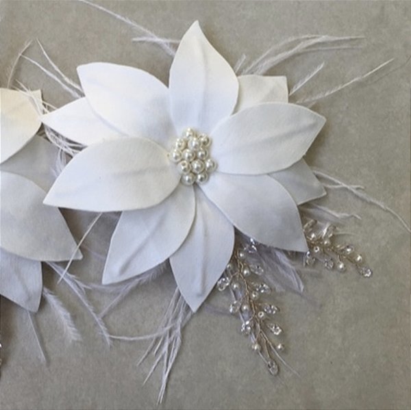 Lírio em cetim com galhos de zirconias penteado de noiva