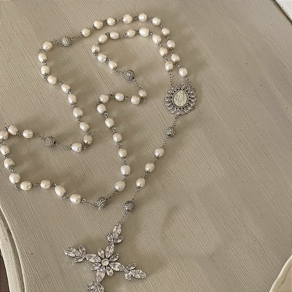 Terço em pérolas de água doce com esferas de microzirconias