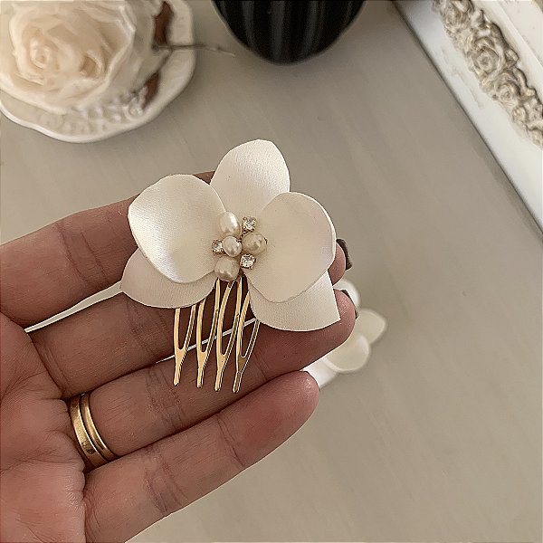 Orquídea em cetim espesso para penteado de noiva