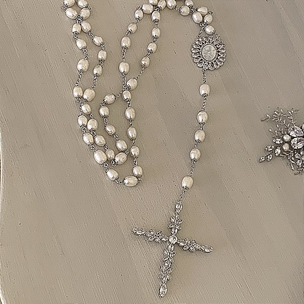 Terço em pérolas naturais de água doce modelo Marcelia