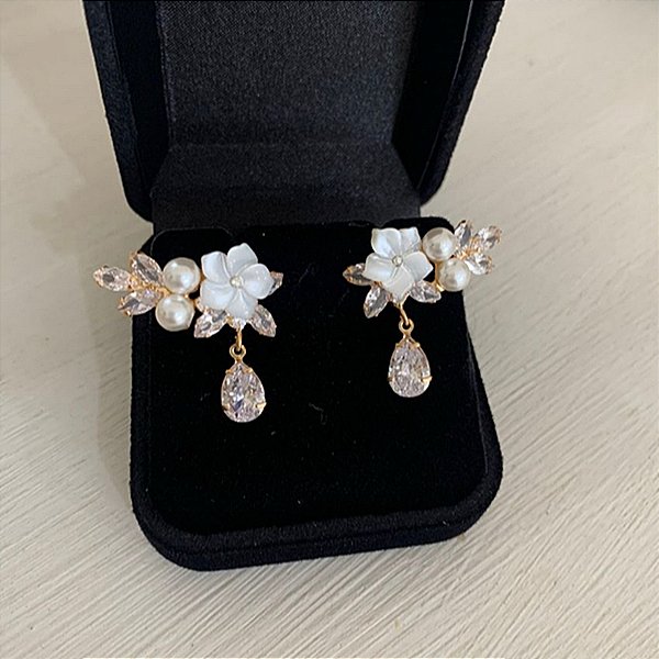 Brincos ear cuff em zirconias e madrepérola para noiva modelo Maiara