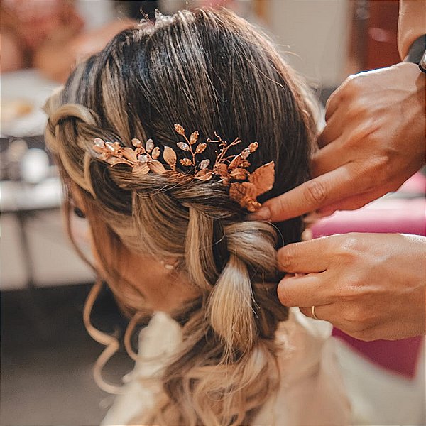 Arranjo lateral em folhas para noiva