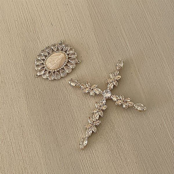 Crucifixo em zirconia modelo Marcelia com entremeio santo de madrepérola