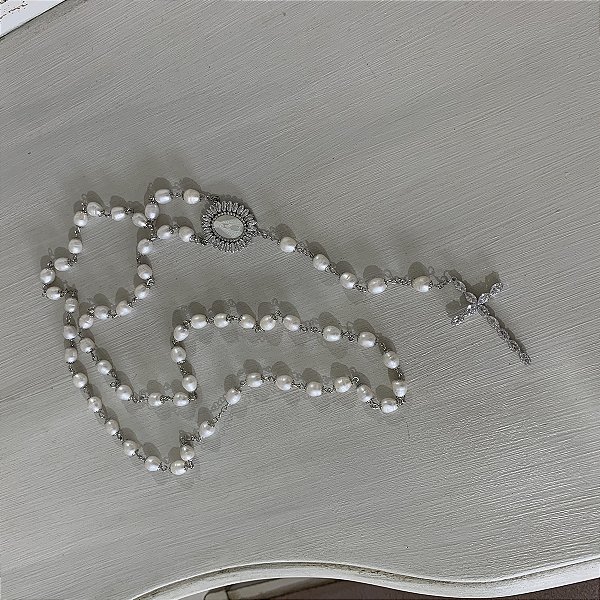 Terço em pérolas de água doce cruz em navetes