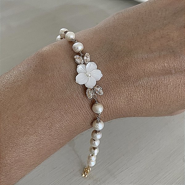 Pulseira em perolas de agua doce e flor de madreperola modelo Larissa