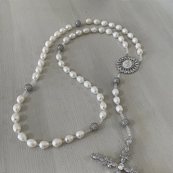 Terço para noiva em pérola natural agua doce cruz Marcelia