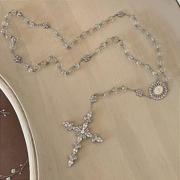 Terço noiva em cristal com separadores de flores em zirconias