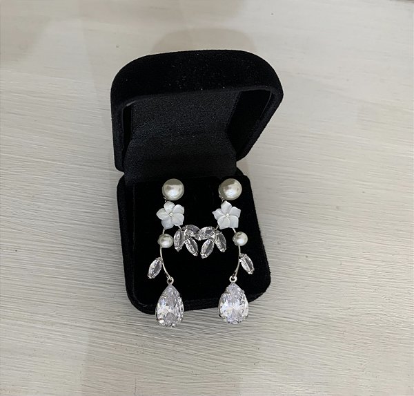 Brincos de noiva com flor de madrepérola modelo Elegance