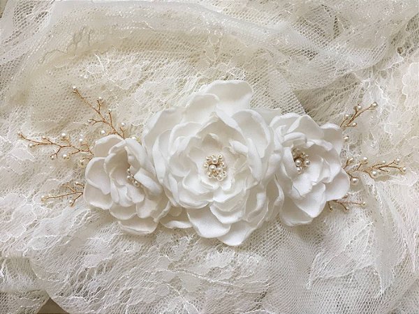 Arranjo em flores de tecido modelo Camélias com perolazinhas - Coleção Enchanted