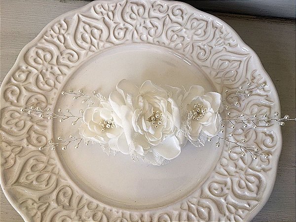 Arranjo em flores de tecido no modelo Camélias com renda e pérolas - Coleção Enchanted