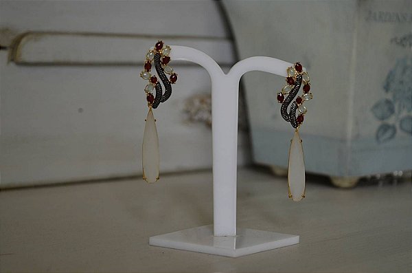 Brincos Longos em pedras brancas pretas e vermelhas