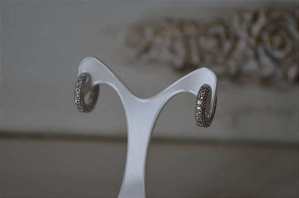 Brincos de Argola pequeno com cravação em microzirconias em ródio branco modelo Marcelina M