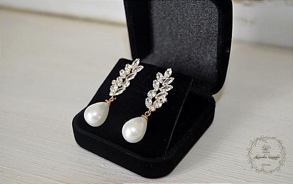 Brincos em zirconias e pérola modelo modelo Deise