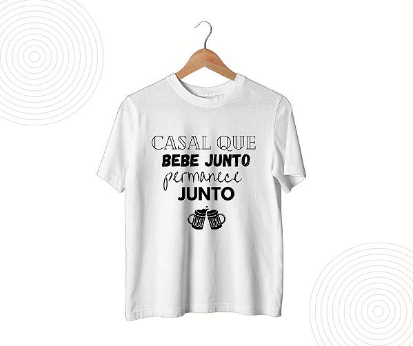Camiseta Branca Casal que bebe junto - Carioquês Camisetas Personalizadas