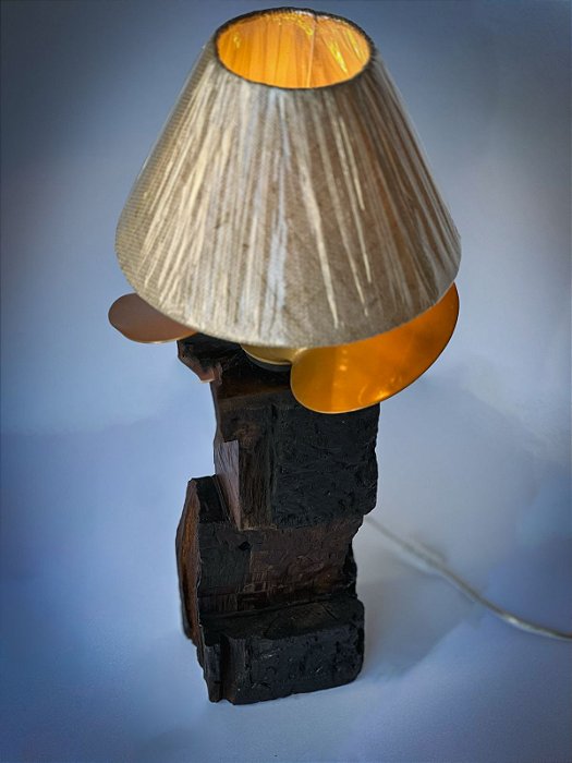 ABAJUR RUSTICO COM LAMPADA E HELICE