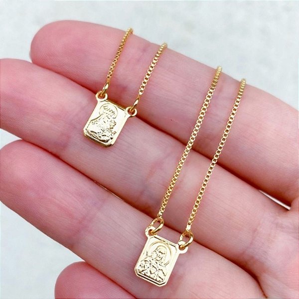Colar escapulário delicado retangular Nossa Senhora do Carmo folheado a ouro 18K hipoalergênico