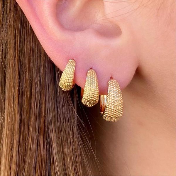 Brinco argola com textura com click (3 tamanhos, segundo e terceiro furo) folheado a ouro 18K hipoalergênico