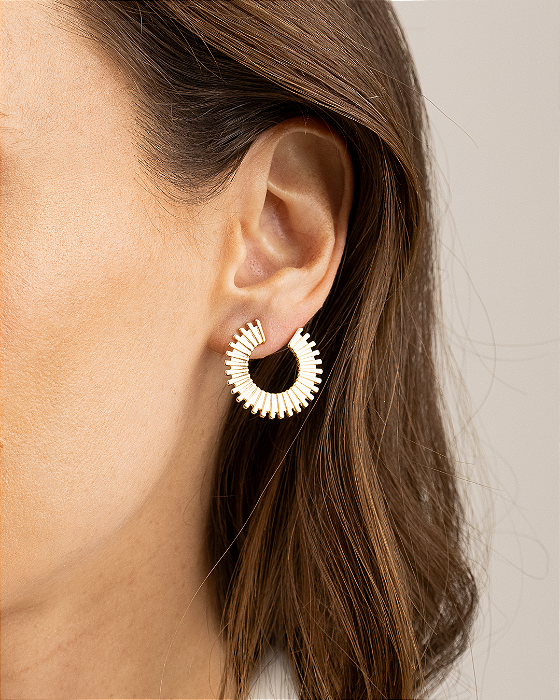 Brinco circular raio de sol estilizado folheado a ouro 18K hipoalergênico