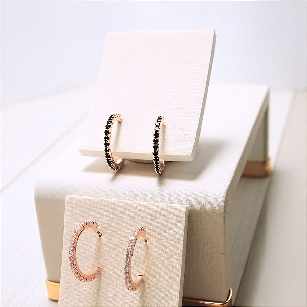Brinco argola com cristais pretos folheado a ouro 18K hipoalergênico