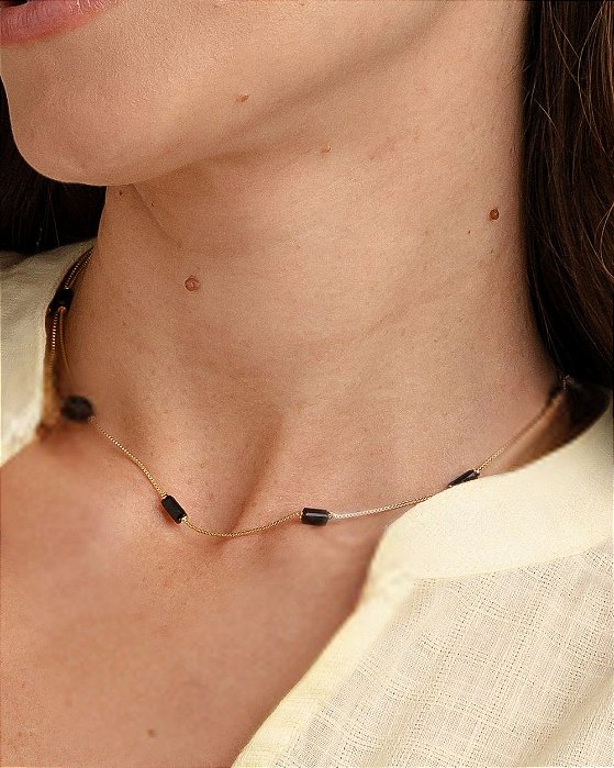 Colar choker sofisticado com cristais pretos folheado a ouro 18K hipoalergênico