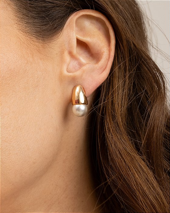 Brinco pérola base cone folheado a ouro 18K hipoalergênico