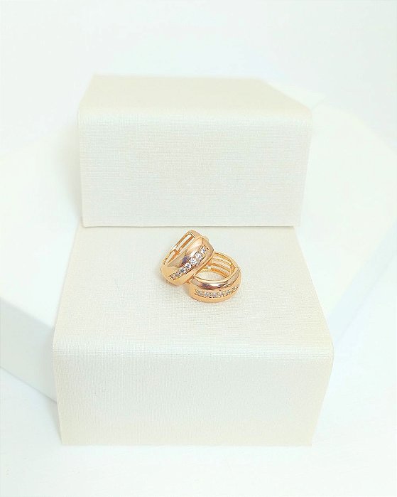Brinco argola detalhe linha zircônias cravejadas sem tarraxa fechamento click folheado a ouro 18K hipoalergênico