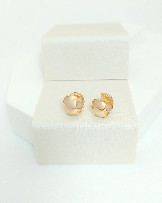 Brinco argola robusta lisa abaulada sem tarraxa fechamento click folheado a ouro 18K hipoalergênico