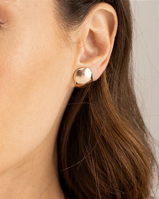 Brinco largo, chapa concava folheado a ouro 18K hipoalergênico