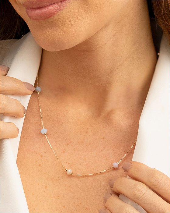 Colar delicado com cristais tom pastel folheado a ouro 18K hipoalergênico