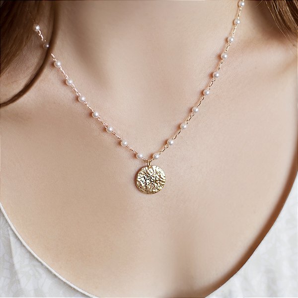 Colar delicado de pérolas com pingente efeito martelado folheado a ouro 18K hipoalergênico