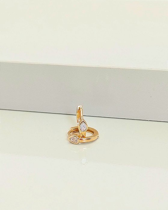 Brinco argola click detalhe gota de zircônia folheado a ouro 18K hipoalergênico