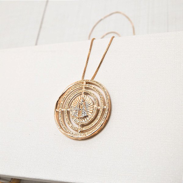 Colar pingente Nossa Senhora Aparecida com detalhe de zircônias cravejadas folheado a ouro 18K hipoalergênico